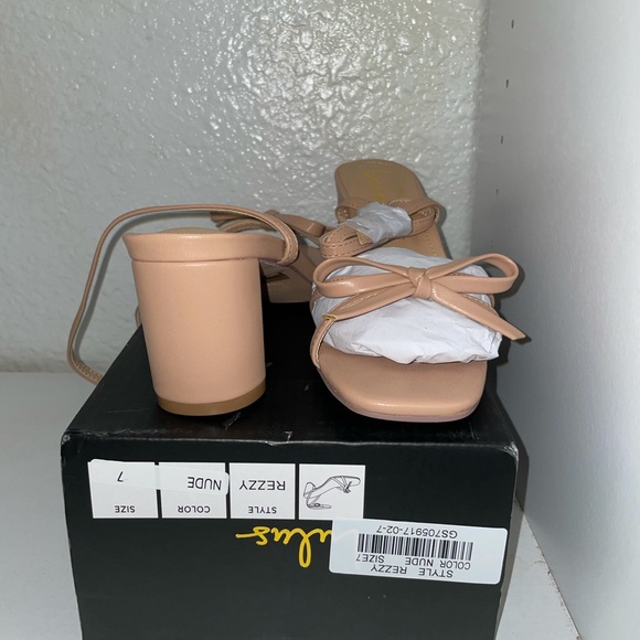 Nude Lulus Heels - Picture 1 of 3
